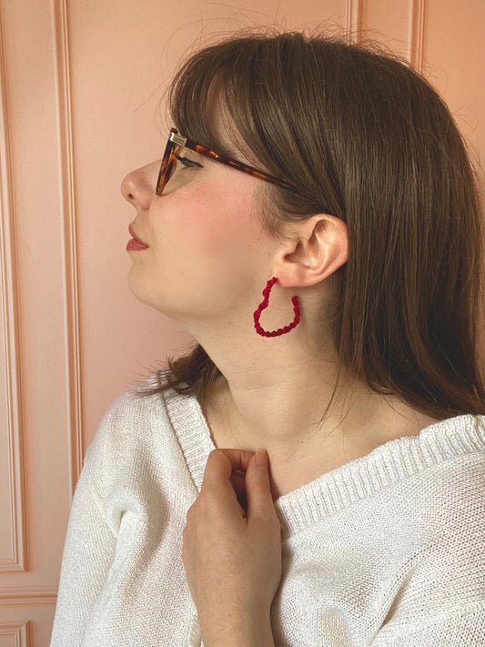 Boucles d’oreilles créoles cœur en macramé rouge – Plaqué or ❤️