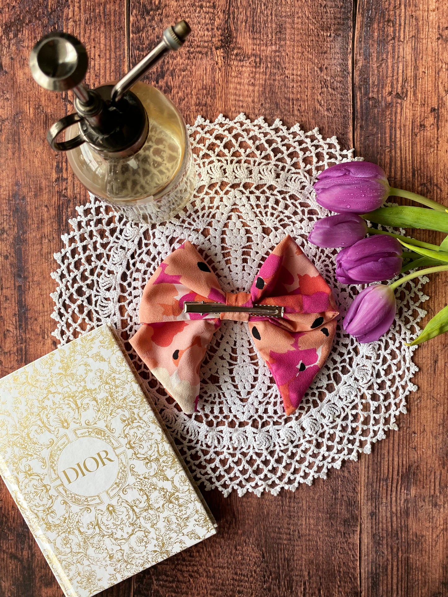 Barrette nœud en crêpe – motif fleur rose et orange 🎀
