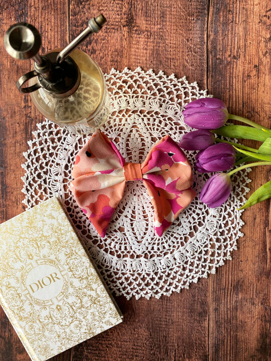 Barrette nœud en crêpe – motif fleur rose et orange 🎀