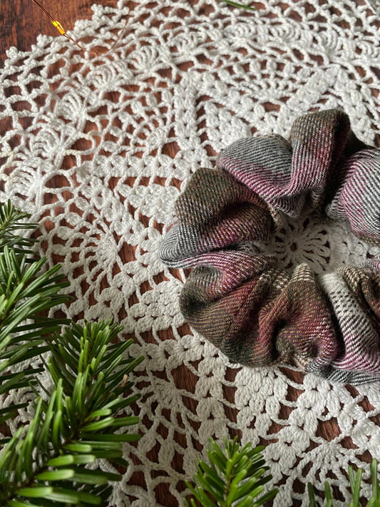 Chouchou en flanelle – motif tartan gris et prune 👱🏻♀️