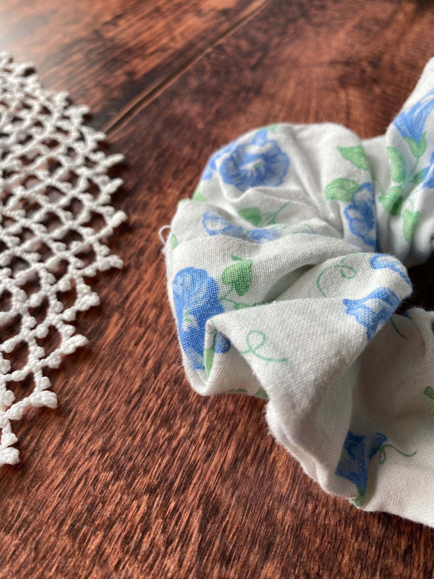 Chouchou en coton â motif fleur bleuđ±đ»ââïž