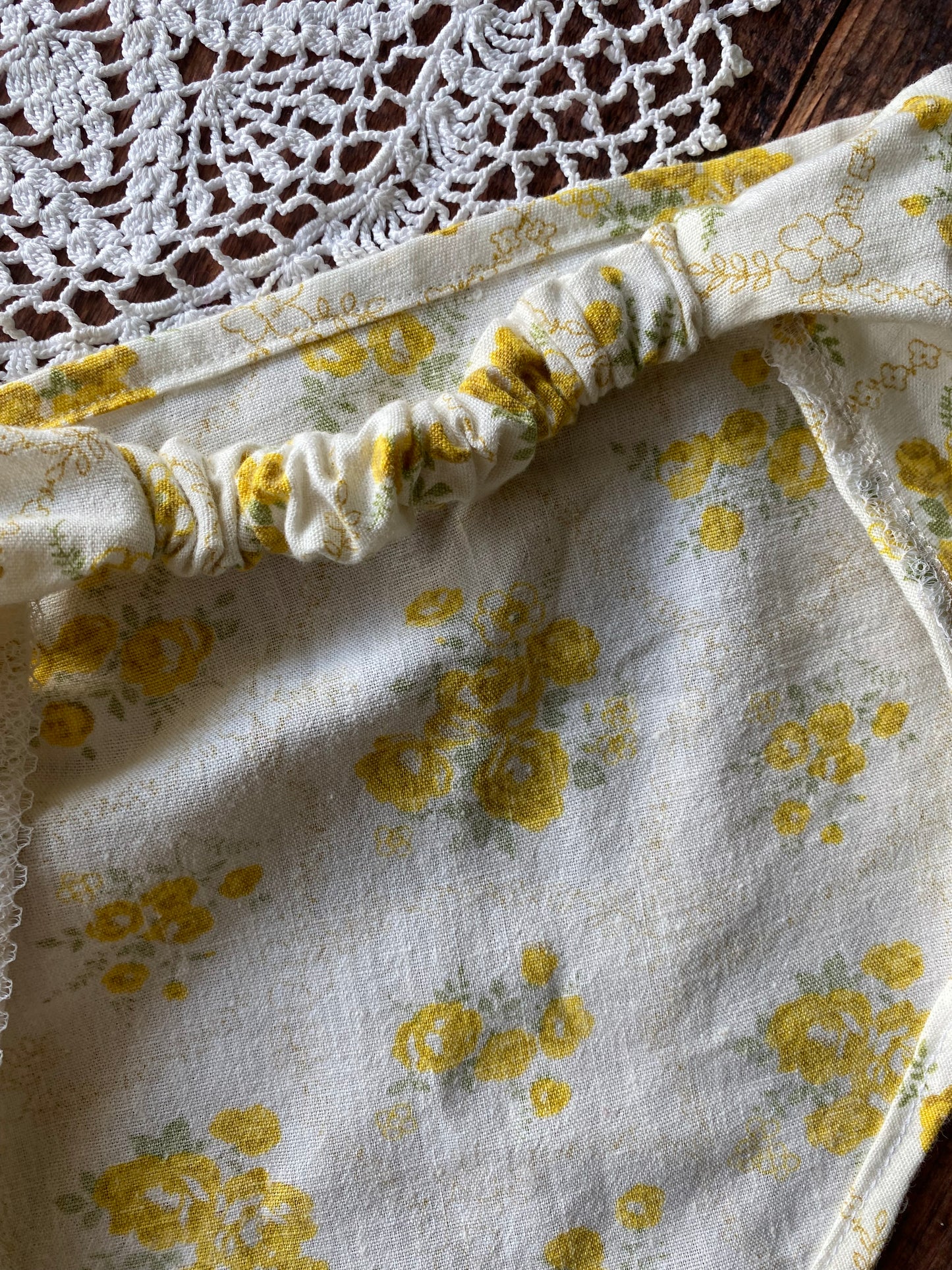 Bandana en coton à fleur jaune et dentelle
