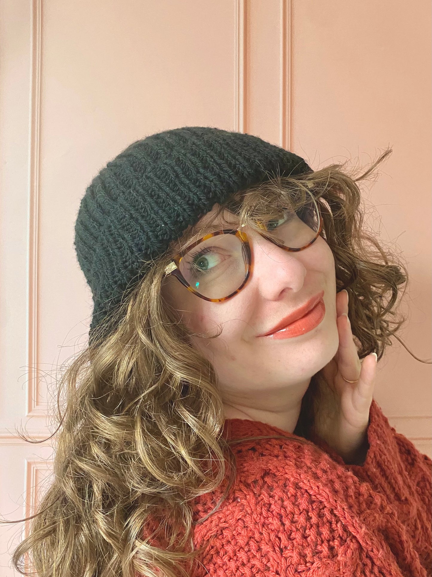 Bonnet en tricot noir blanc rouille