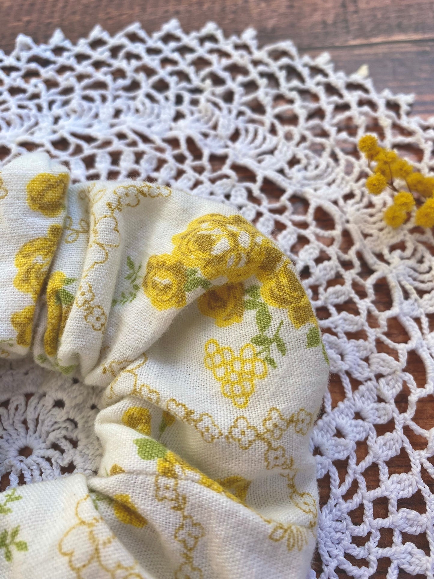 Chouchou en coton - motif fleur jaune đ±đ»ââïž