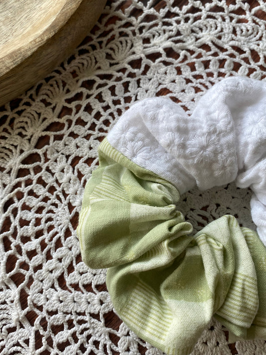 Chouchou en coton et double gaz brodé – vert sauge et blanc 👱🏻♀️