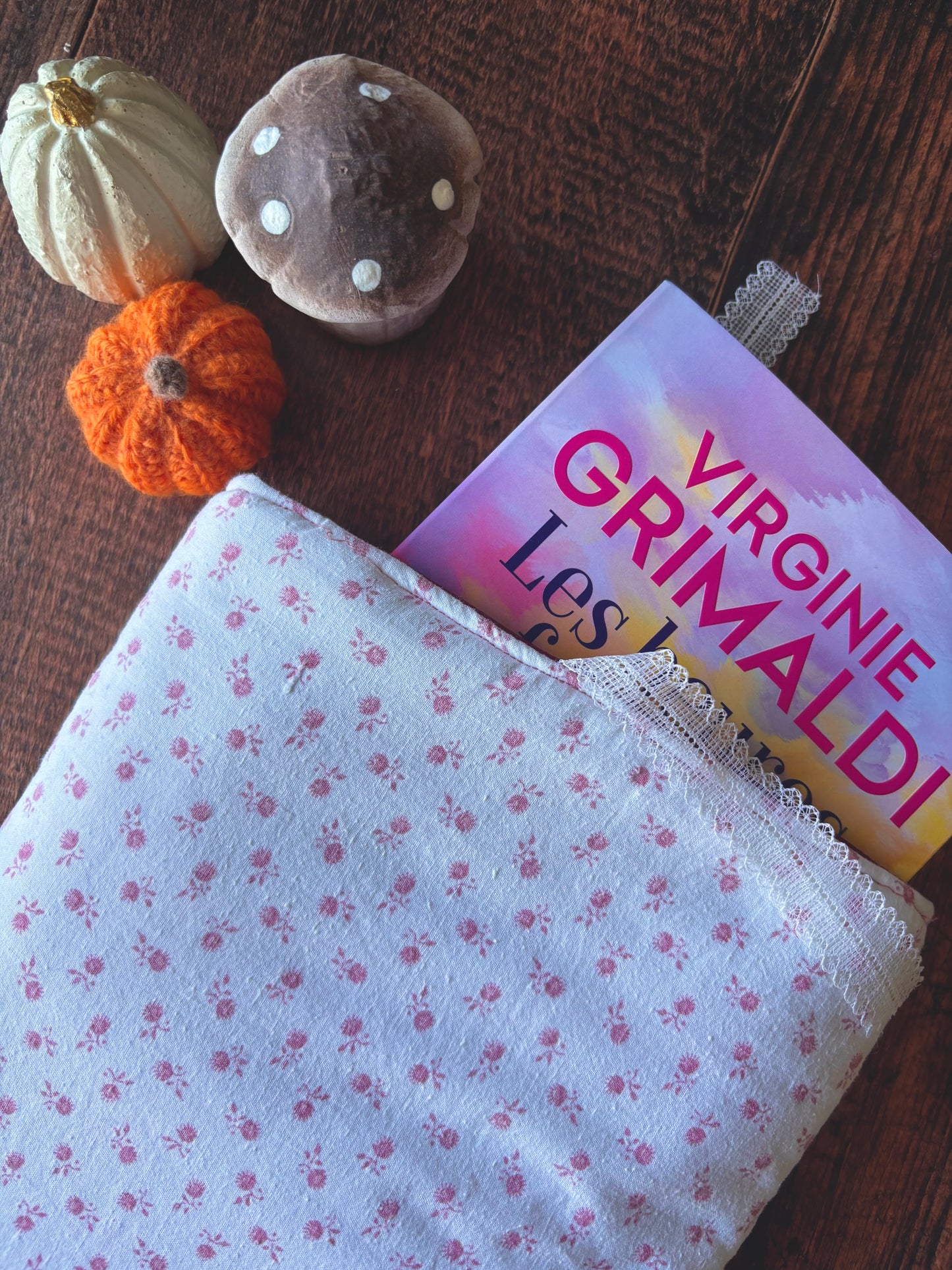Pochette à livre / tablette / liseuse - coton blanc fleur rose et dentelle 📖