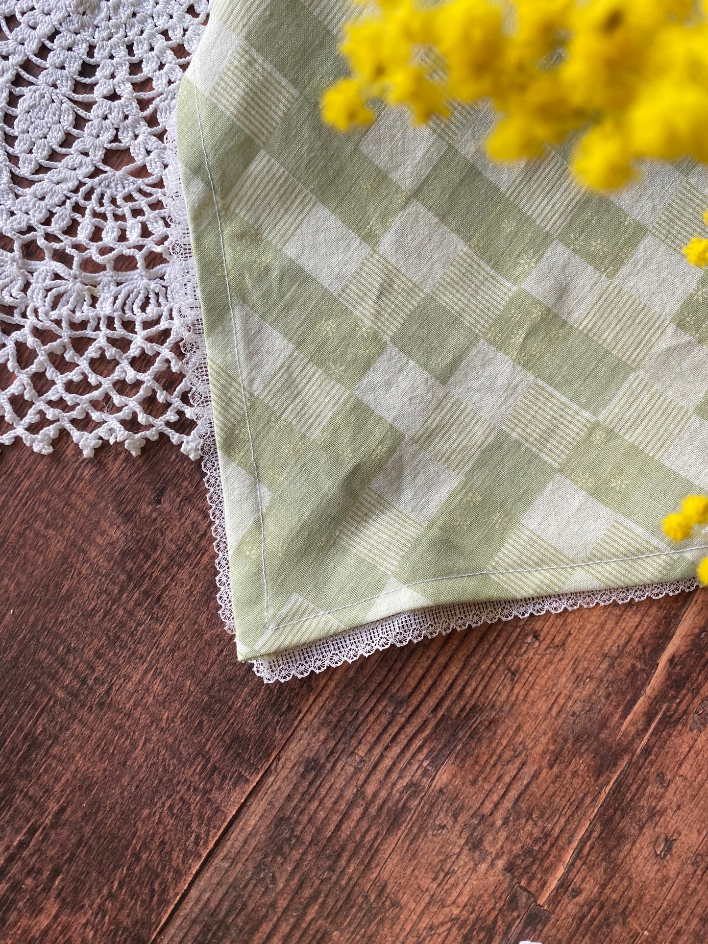 Bandana en coton vert effet patchwork et dentelle