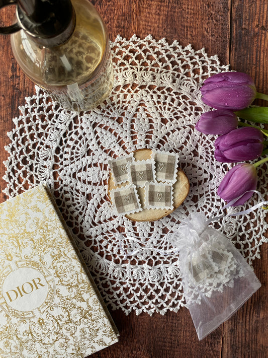 Timbre en tissus beige cœur pour scrapbooking