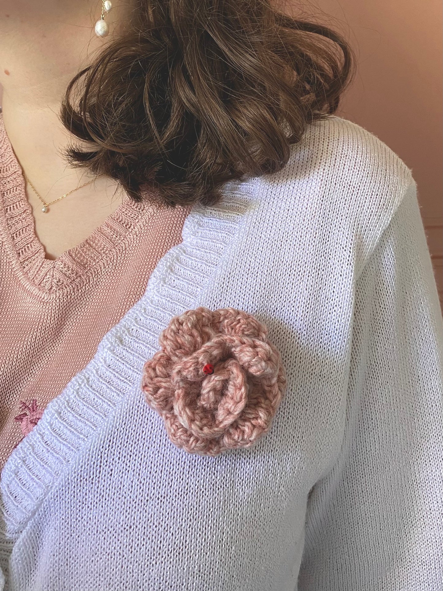 Broche en forme de rose au crochet  🌹