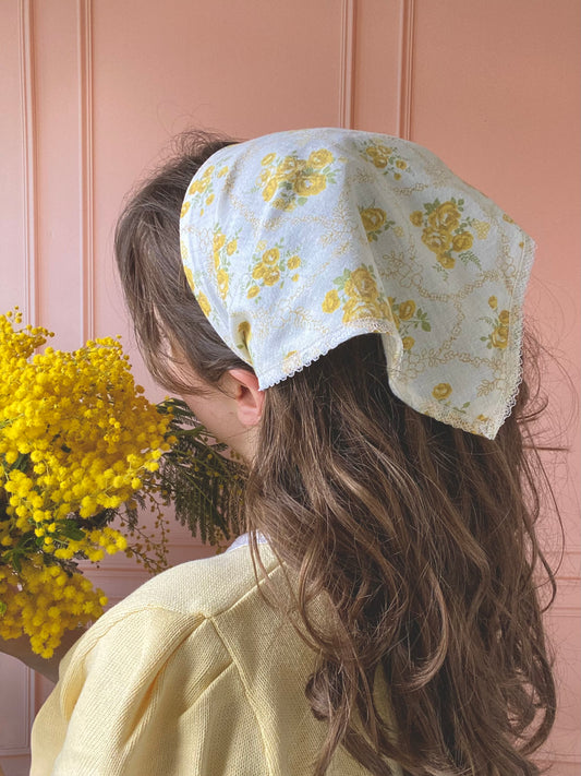 Bandana en coton à fleur jaune et dentelle