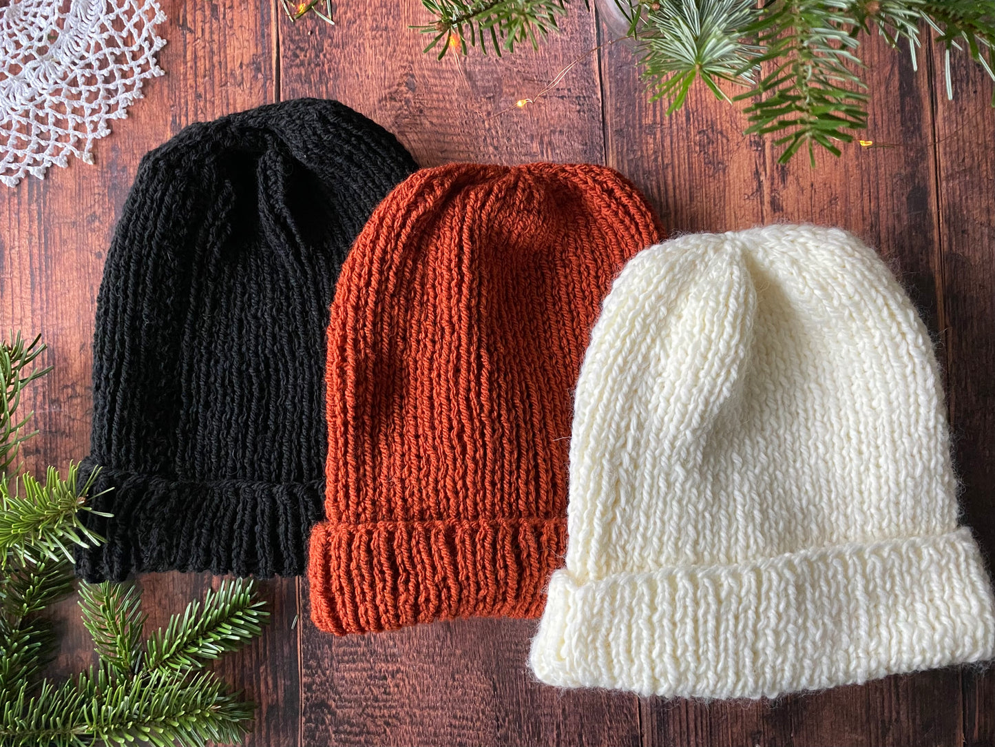 Bonnet en tricot noir blanc rouille