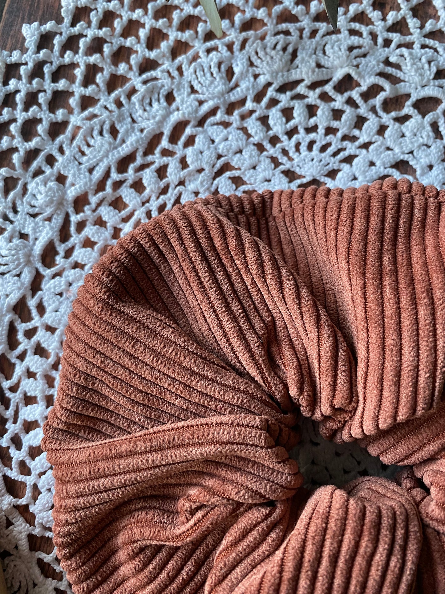 Chouchou en velours côtelé – couleur beige rosé et dentelle 👱🏻‍♀️
