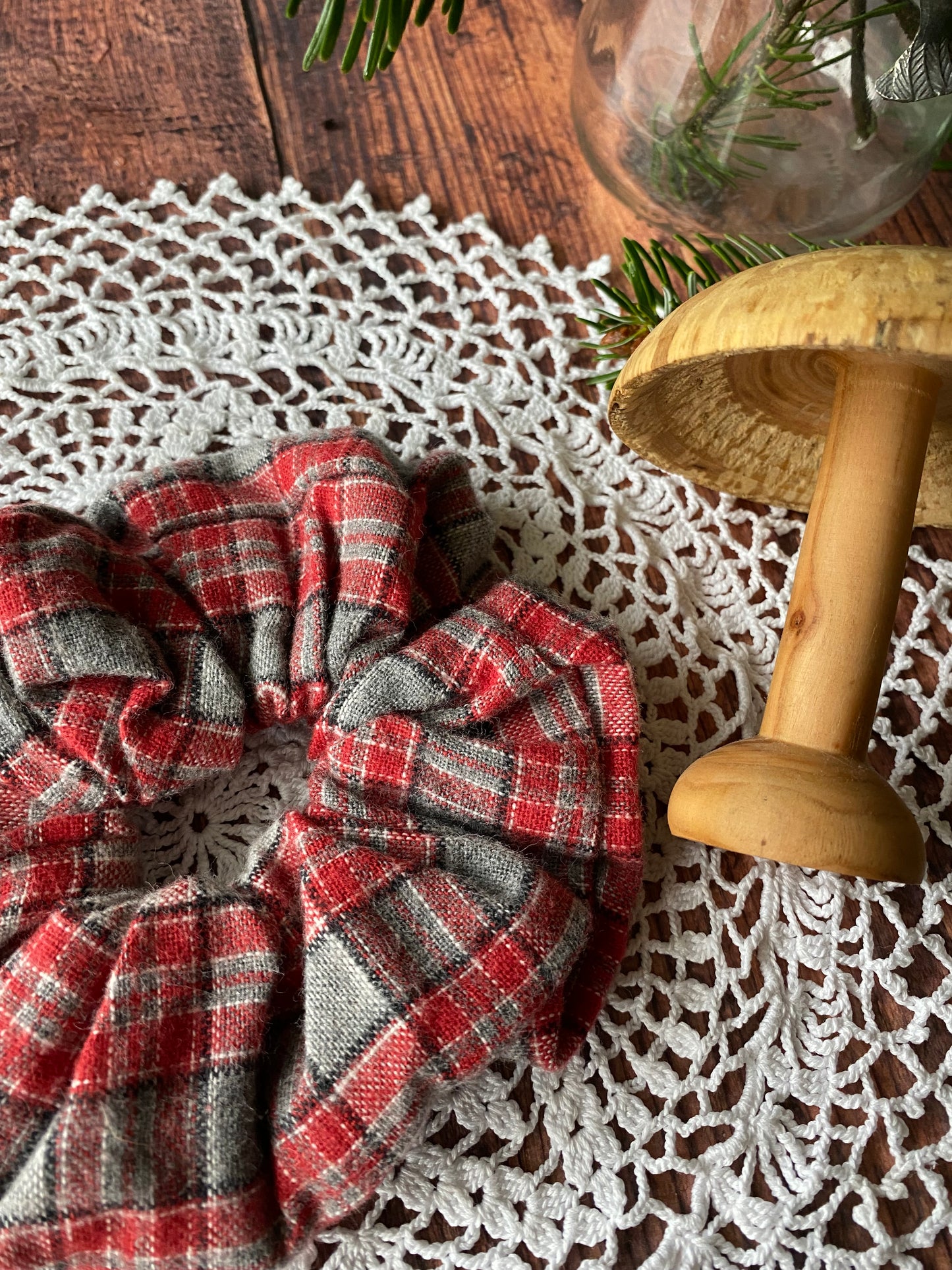 Chouchou en flanelle – motif tartan rouge et gris 👱🏻‍♀️