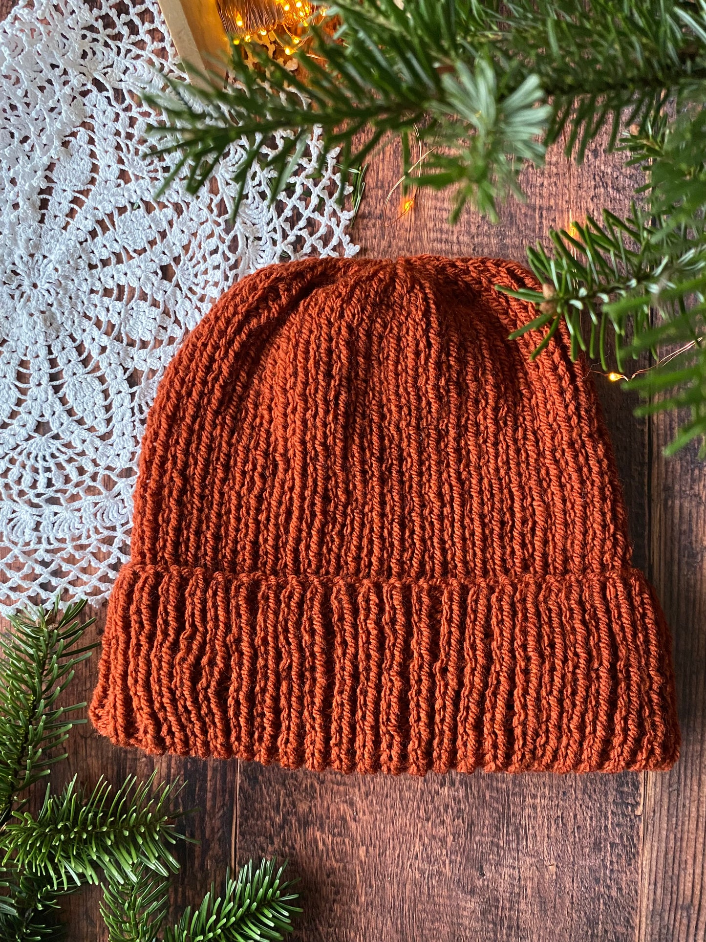 Bonnet en tricot noir blanc rouille