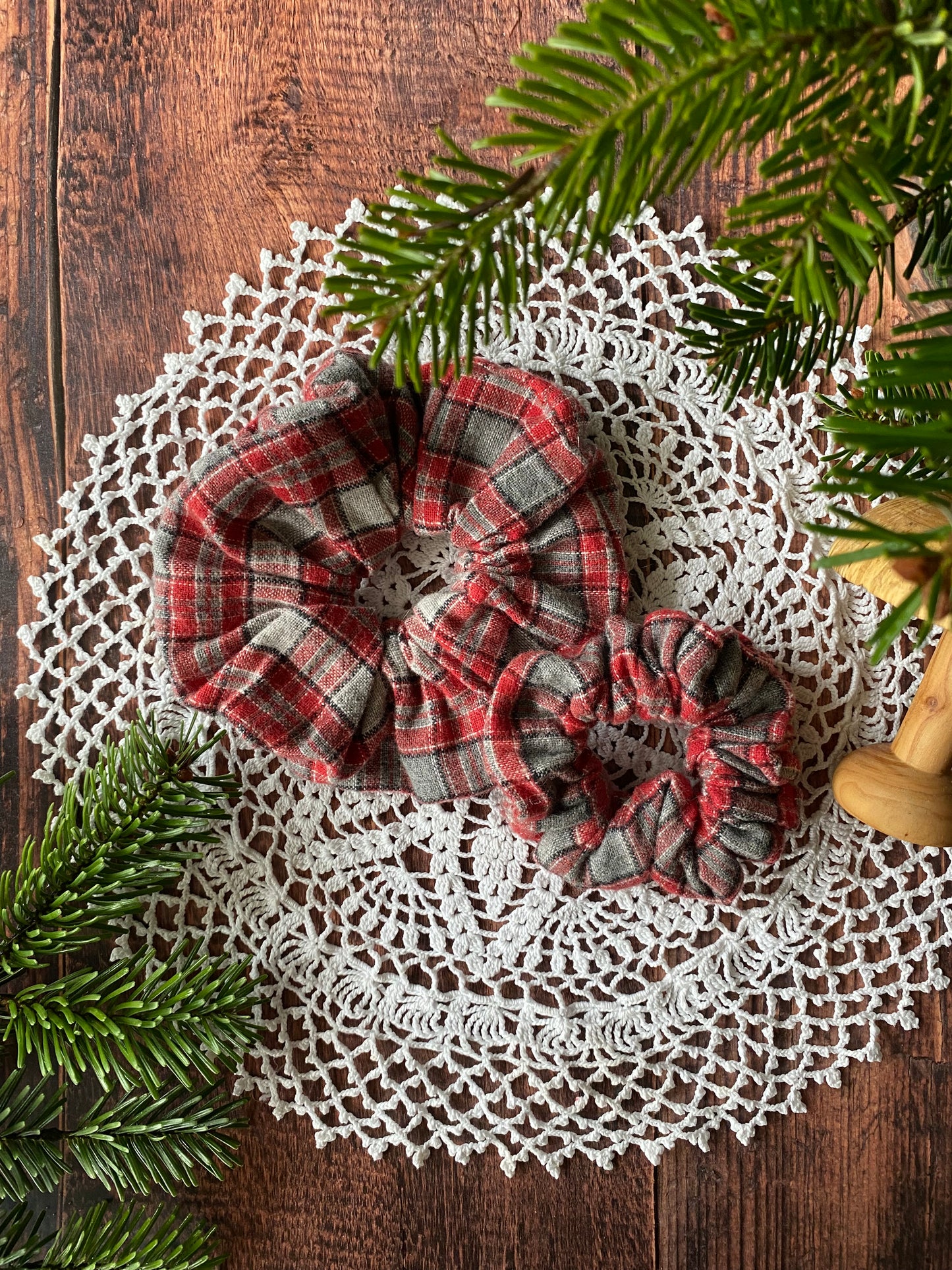 Chouchou en flanelle – motif tartan rouge et gris 👱🏻‍♀️