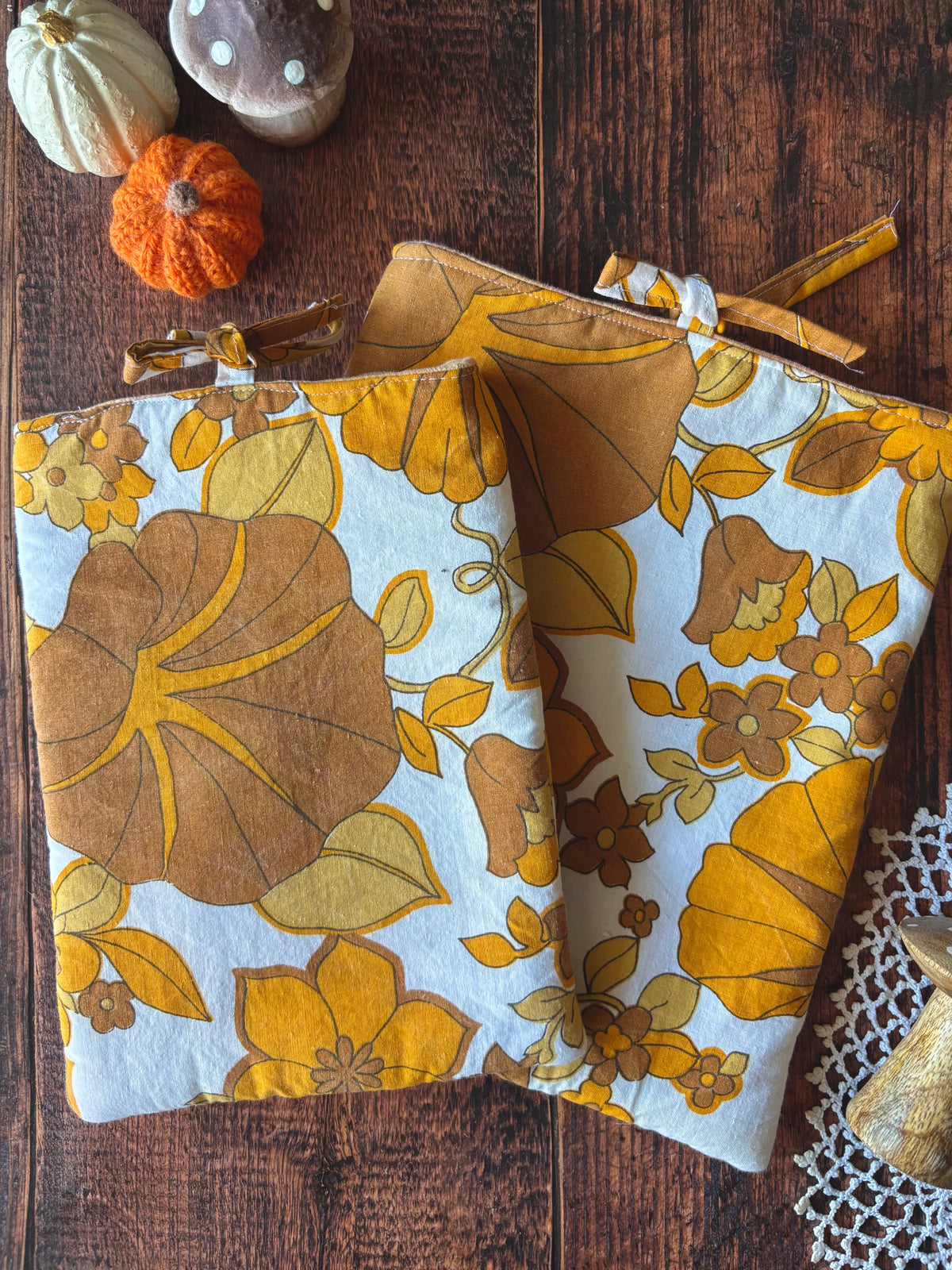 Pochette à livre / tablette / liseuse - coton blanc fleur orange et jaune 📖