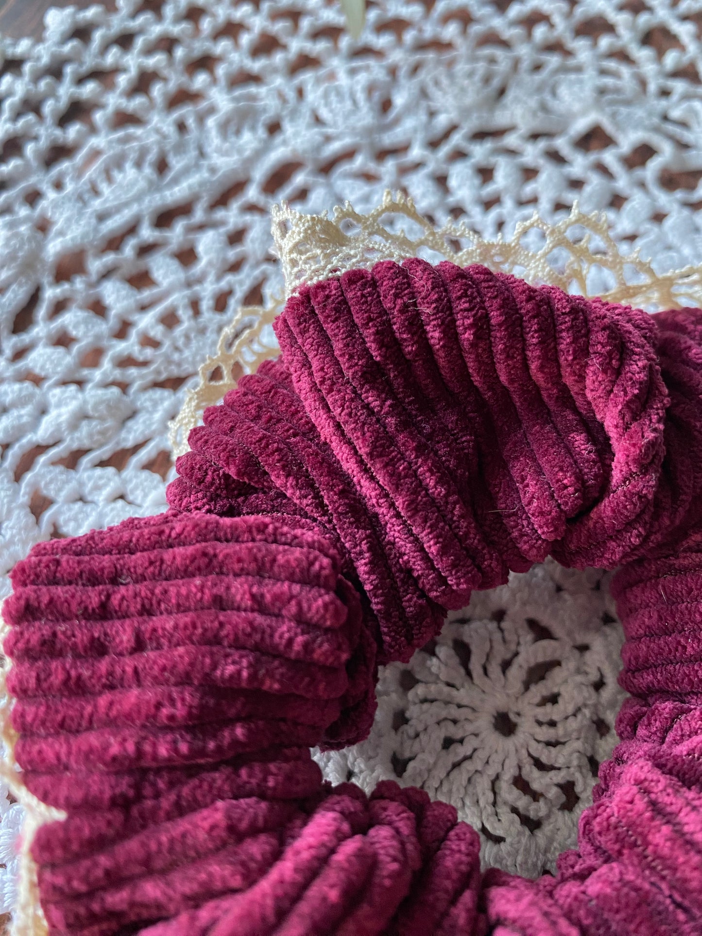 Chouchou en velours cotelé – couleur framboise et dentelle 👱🏻‍♀️