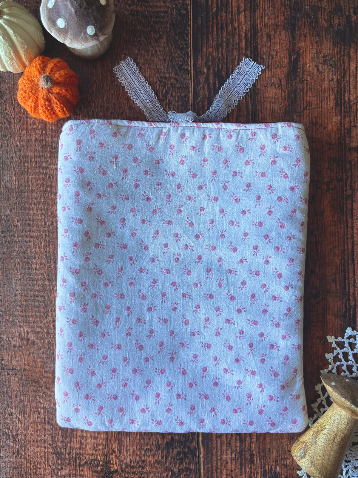 Pochette à livre / tablette / liseuse - coton blanc fleur rose et dentelle 📖