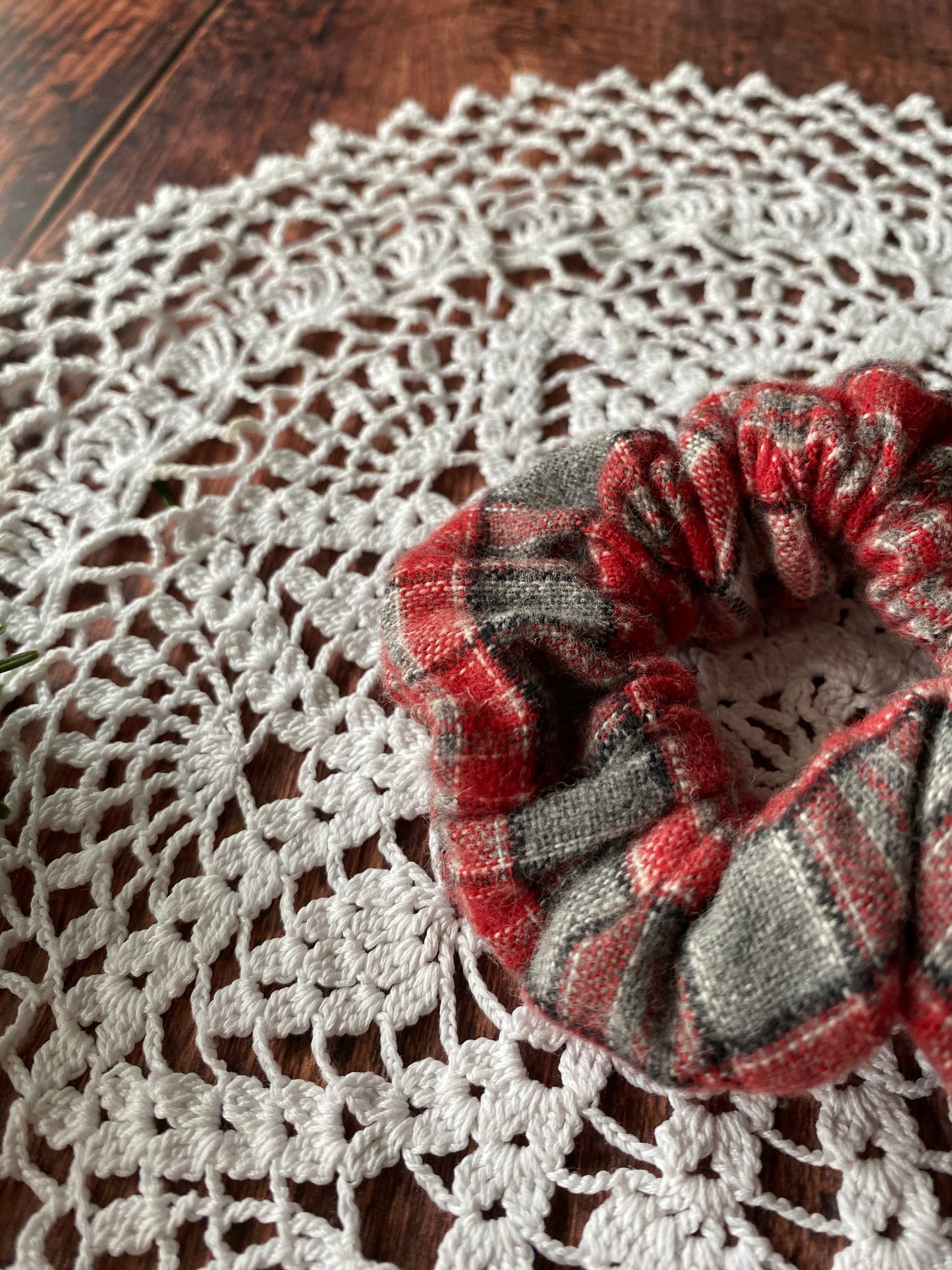 Chouchou en flanelle – motif tartan rouge et gris 👱🏻‍♀️