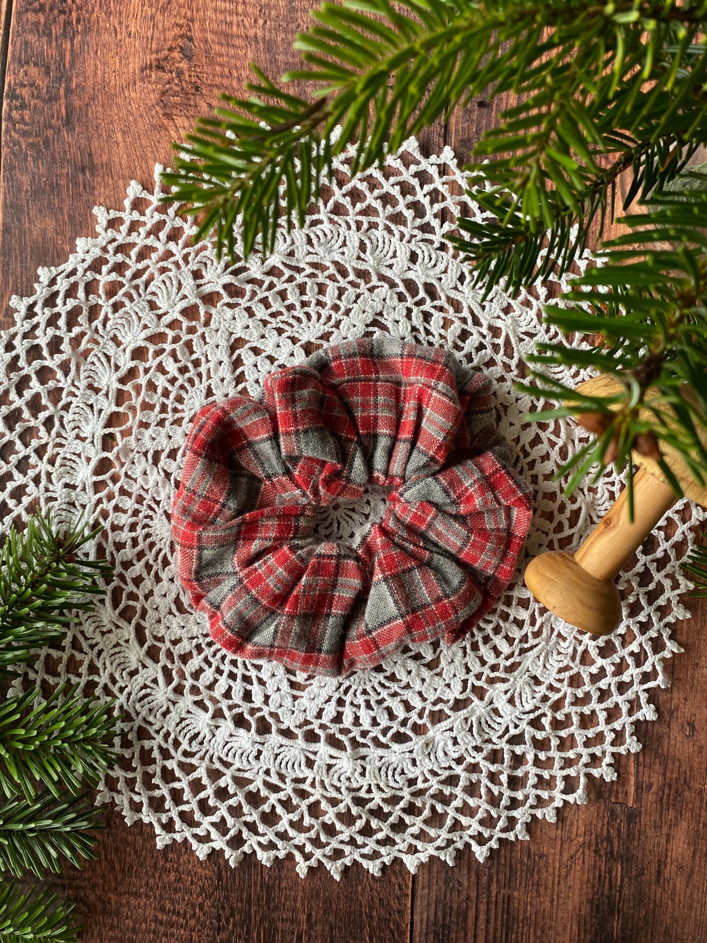 Chouchou en flanelle – motif tartan rouge et gris 👱🏻‍♀️