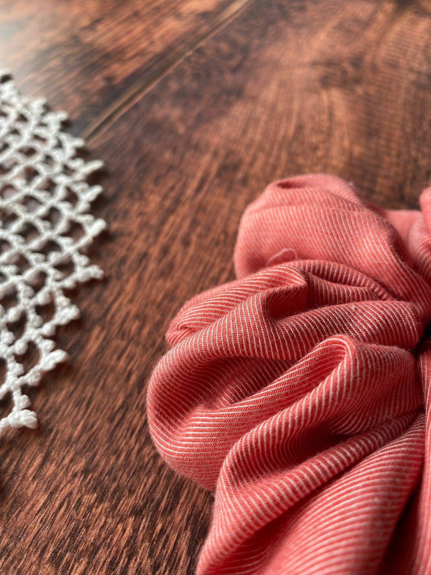 Chouchou en coton – blanc et rose mini rayure 👱🏻‍♀️