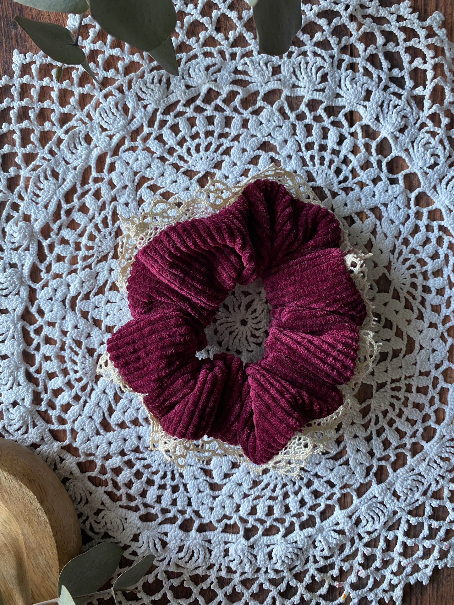 Chouchou en velours cotelé – couleur framboise et dentelle 👱🏻‍♀️