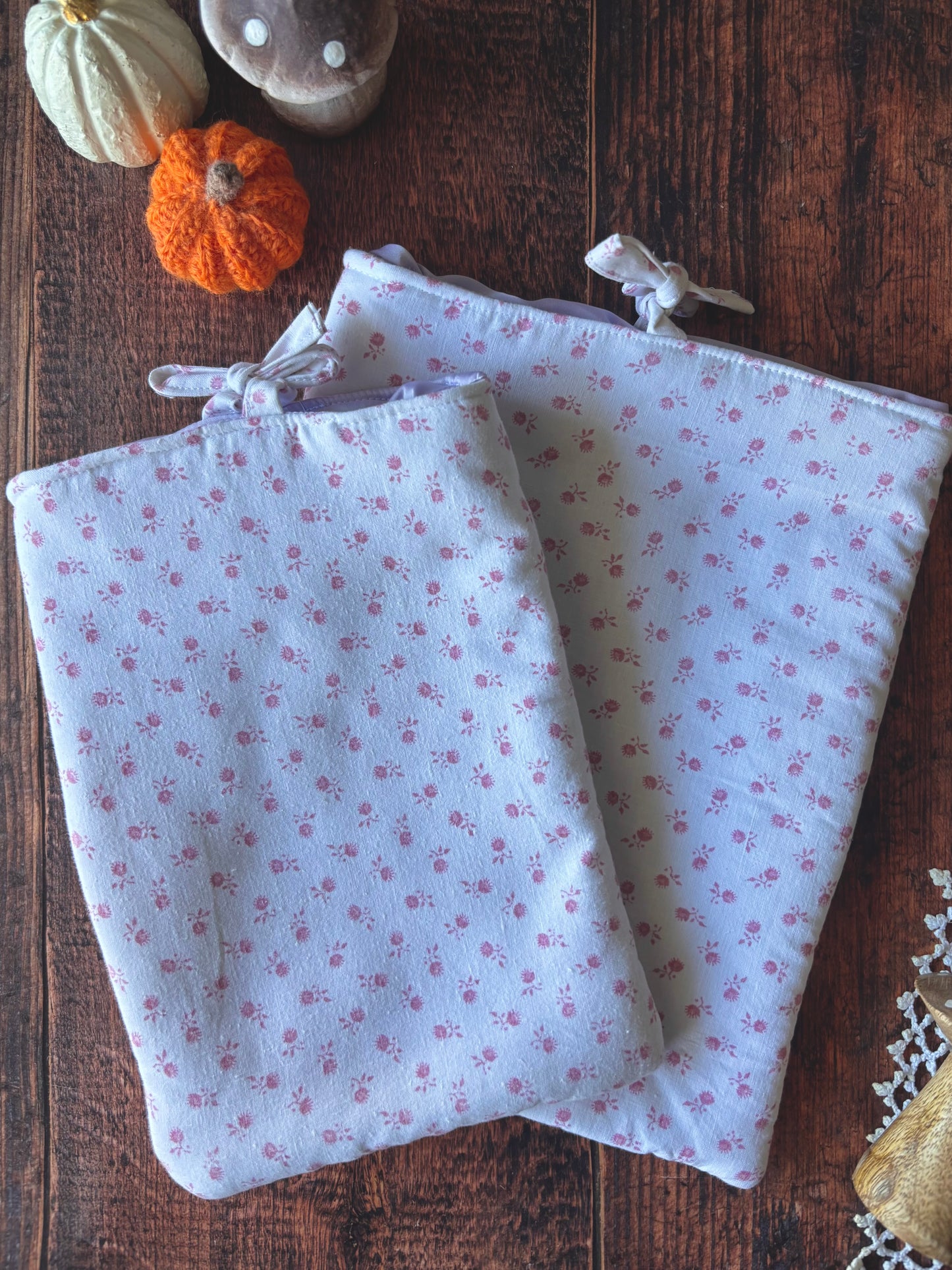 Pochette à livre / tablette / liseuse - motif fleur rose et lilas 📖