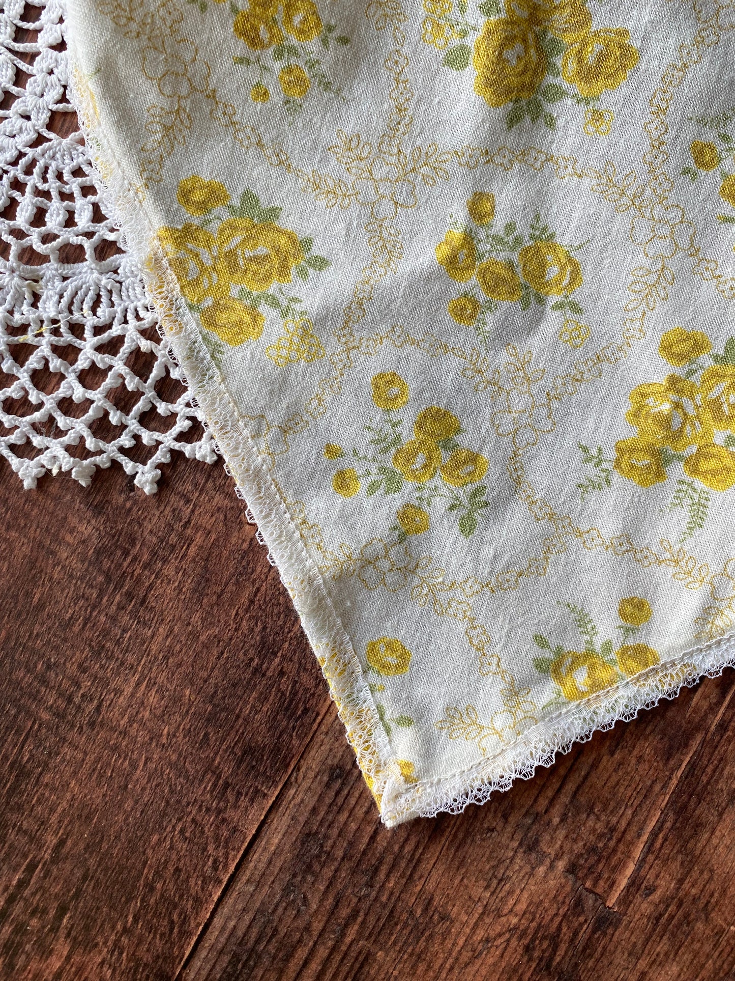 Bandana en coton à fleur jaune et dentelle