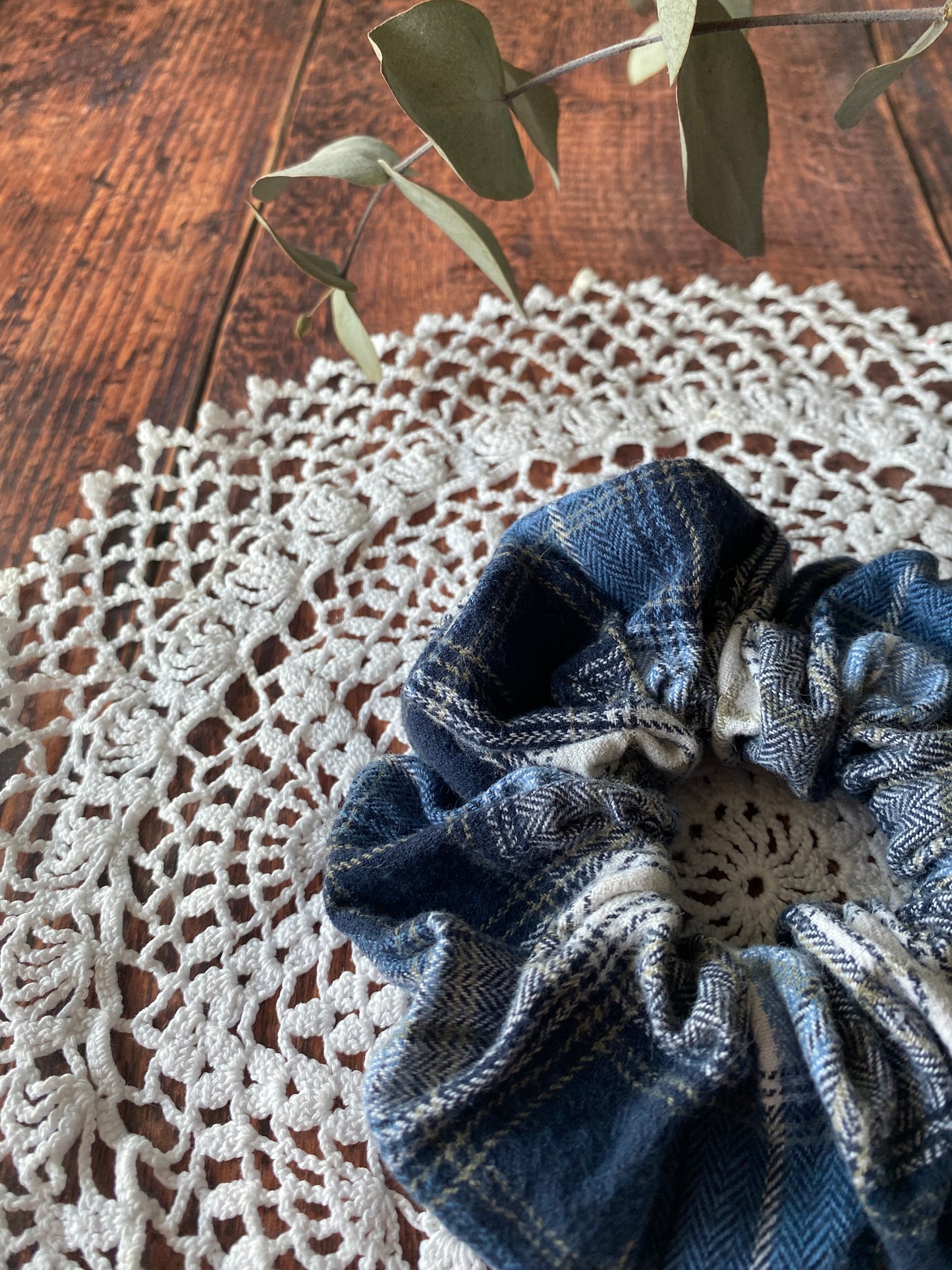 Chouchou en flanelle – motif tartan bleu et blanc 👱🏻‍♀️