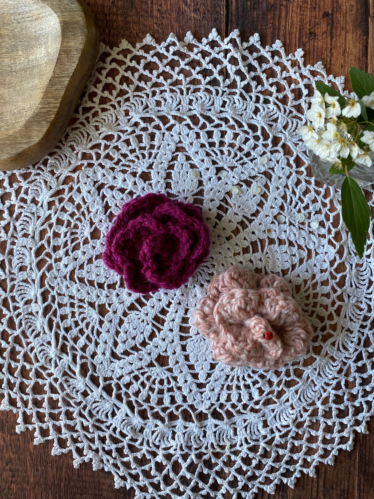 Broche en forme de rose au crochet  🌹