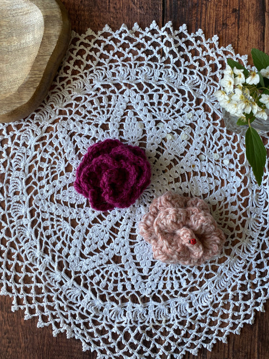Broche en forme de rose au crochet  🌹