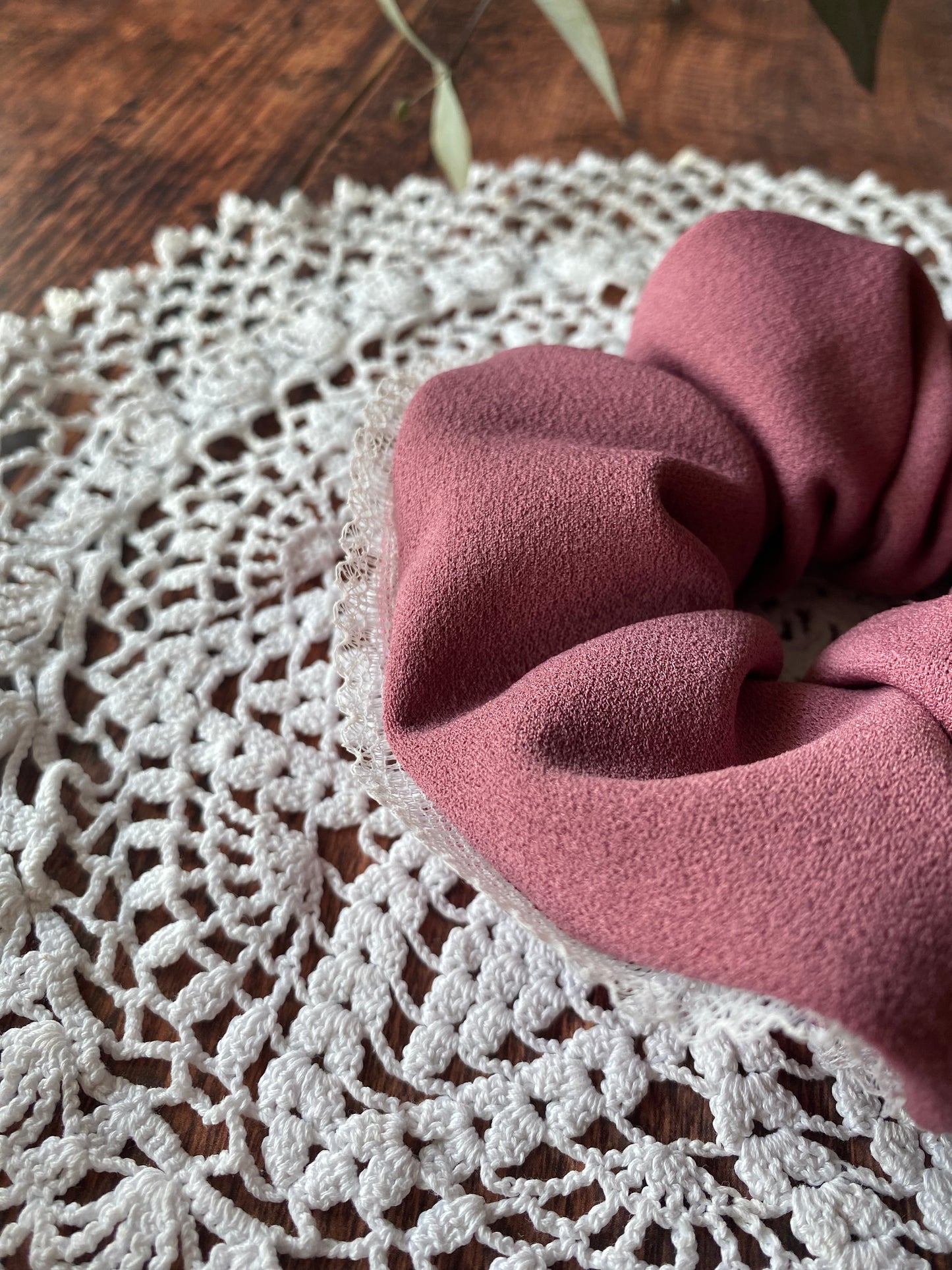 Chouchou en crêpe rose – vieux rose et dentelle 👱🏻‍♀️