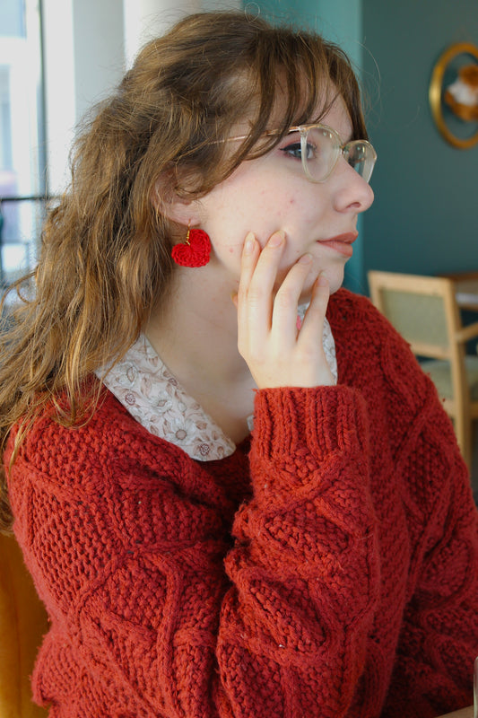 Boucle en crochet rouge plaque or