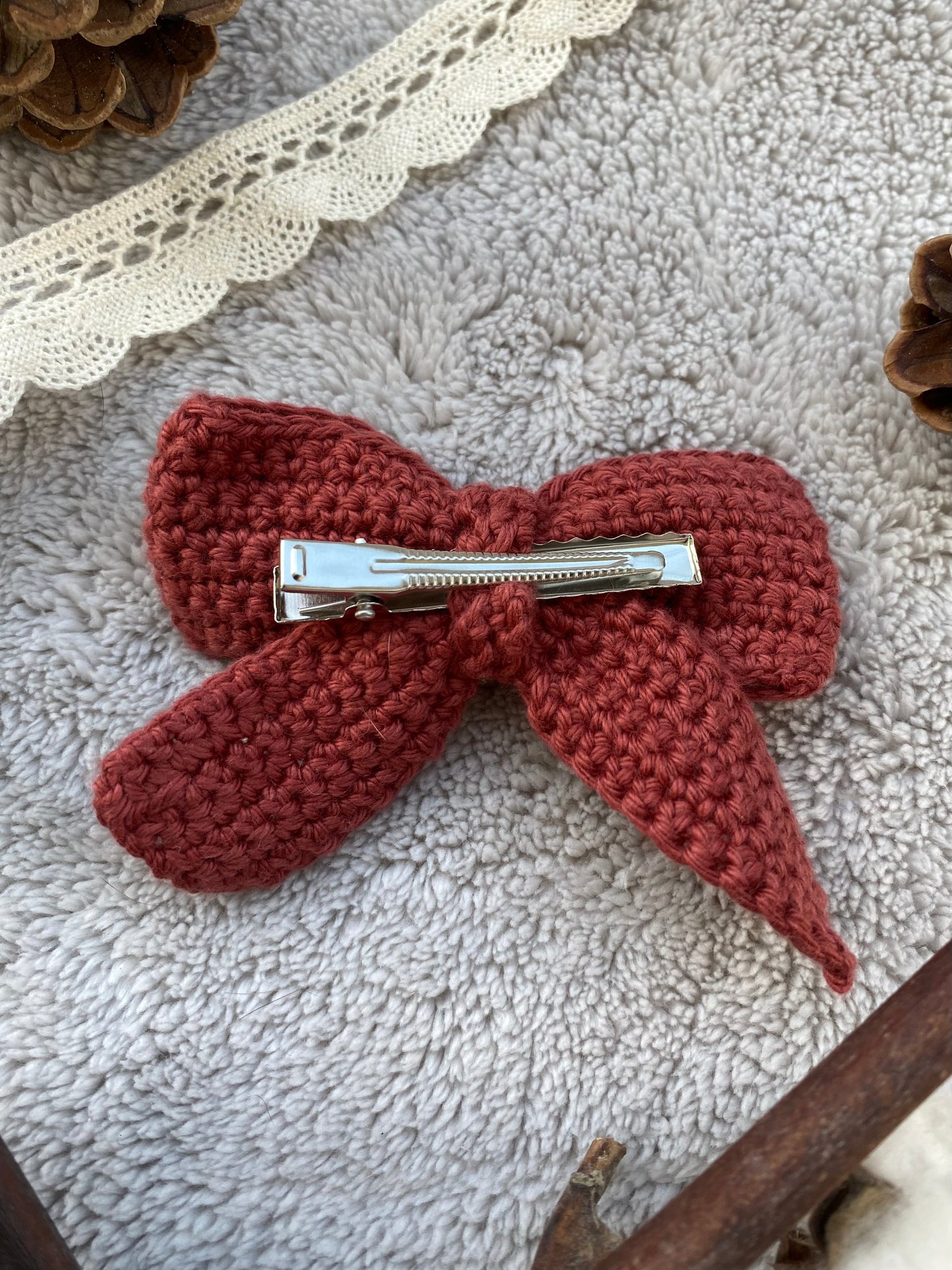 Barrette noeud en crochet beige ou rouge 🎀