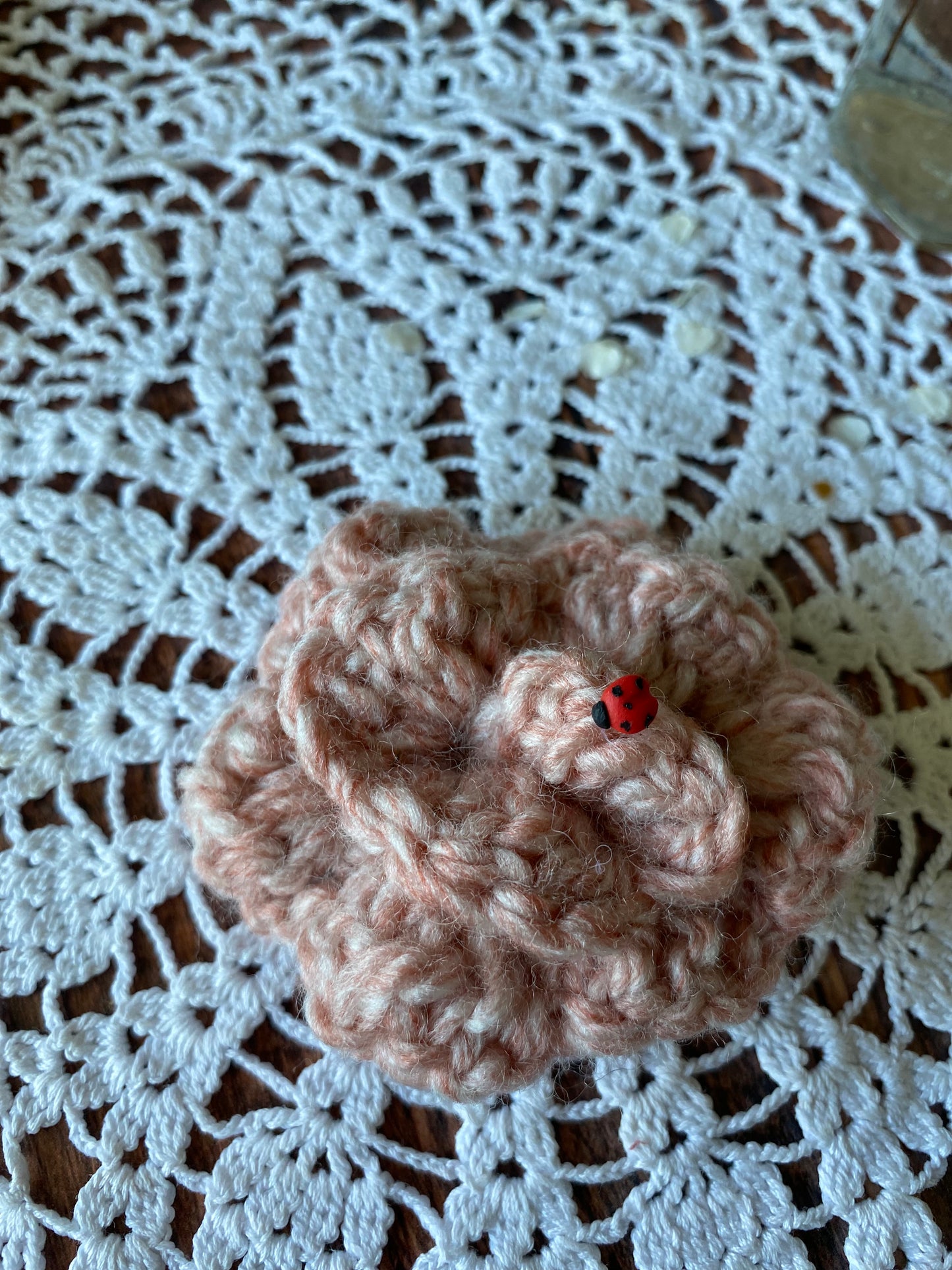 Broche en forme de rose au crochet  🌹