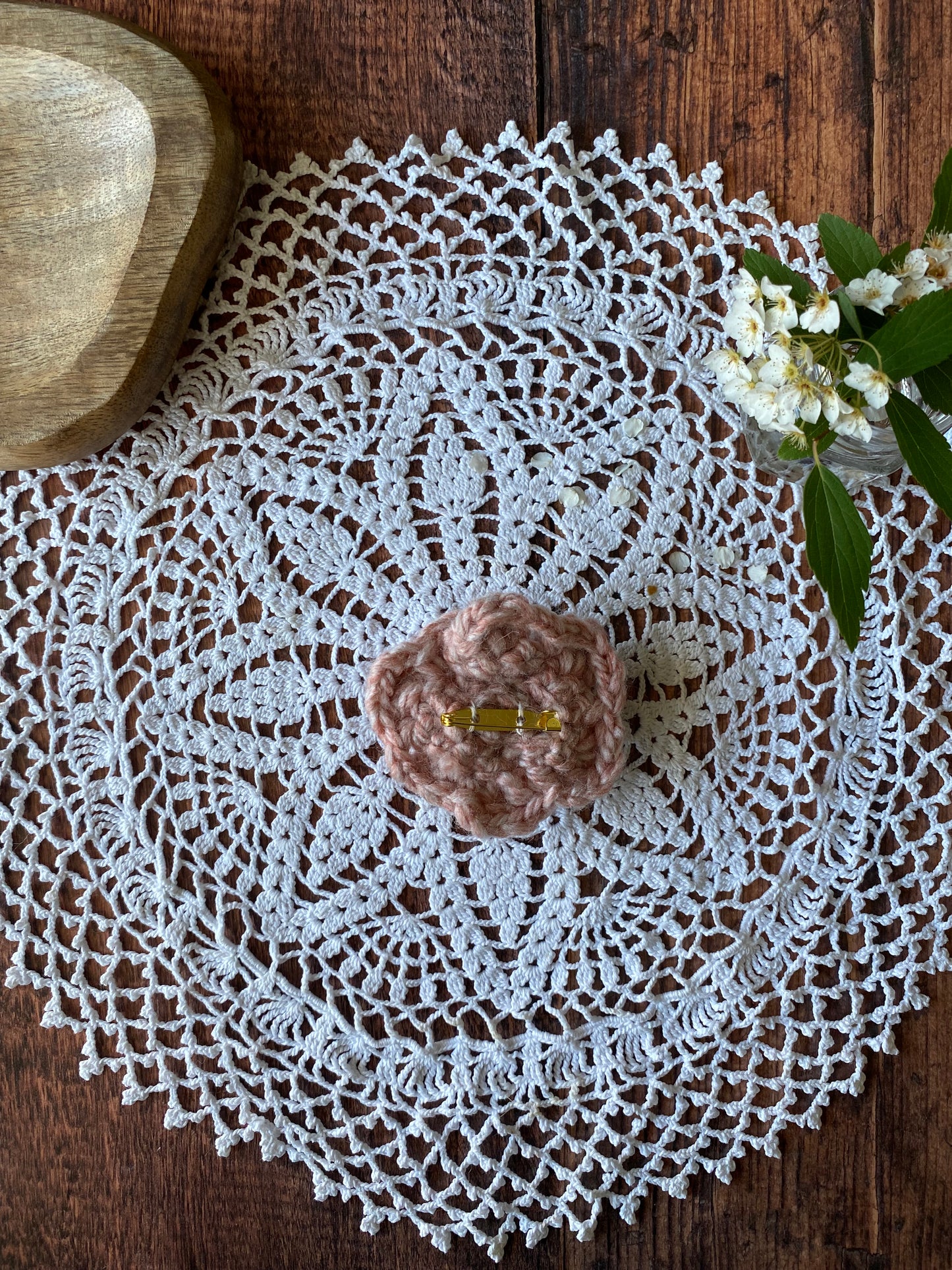 Broche en forme de rose au crochet  🌹