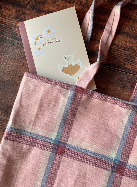 Tote bag en laine - motif tartan rose