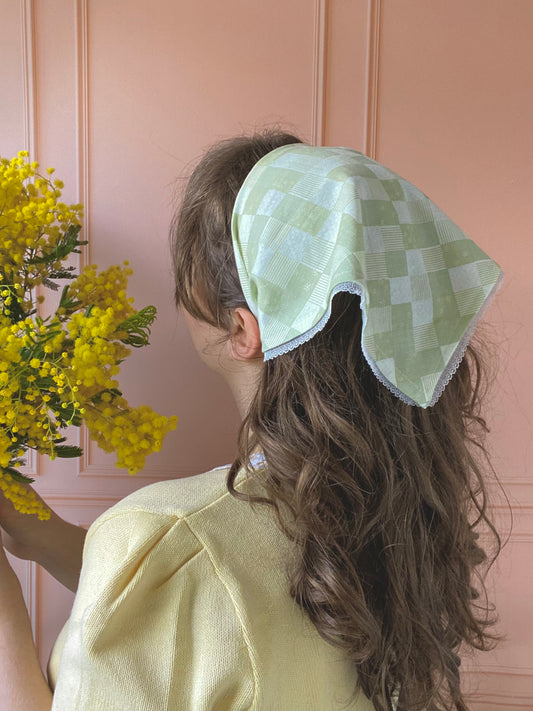 Bandana en coton vert effet patchwork et dentelle