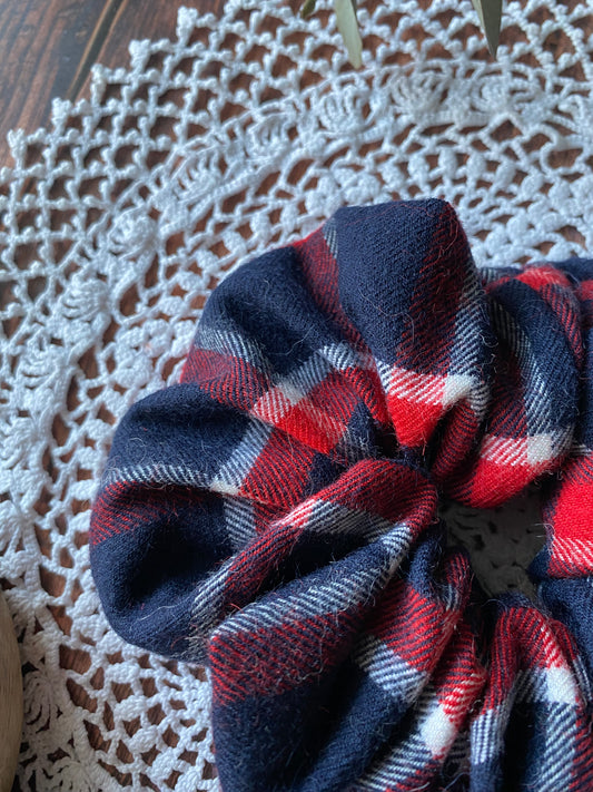 Chouchou en lainage – motif tartan bleu blanc rouge 👱🏻‍♀️