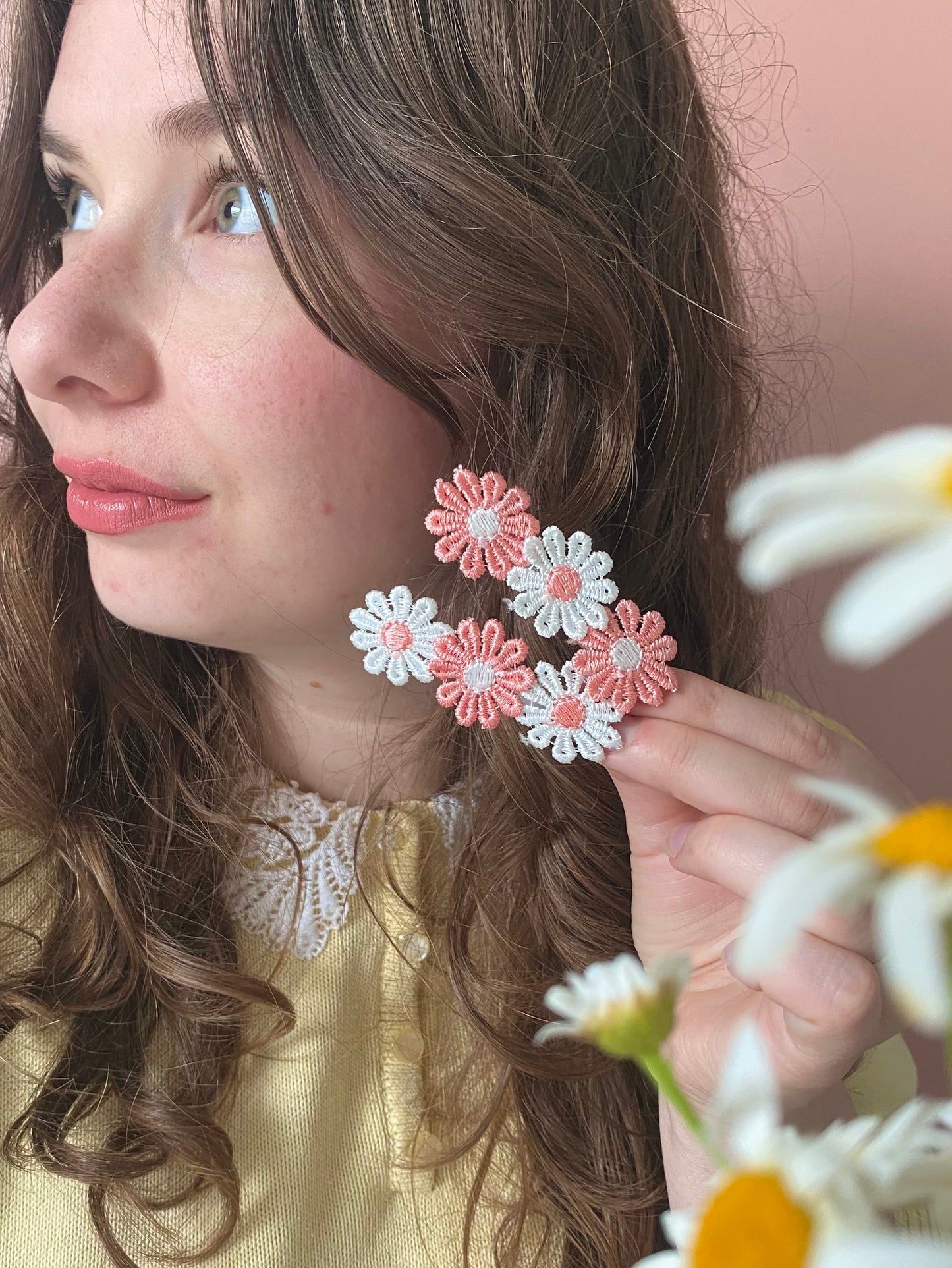Barrette en tissus - fleur rose et blanche 🩷🤍