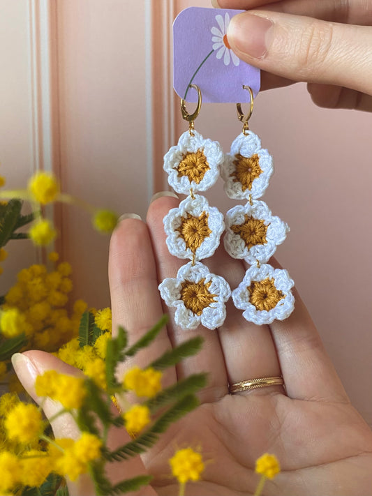Boucles d’oreilles pâquerettes en crochet – plaqué or 🌼