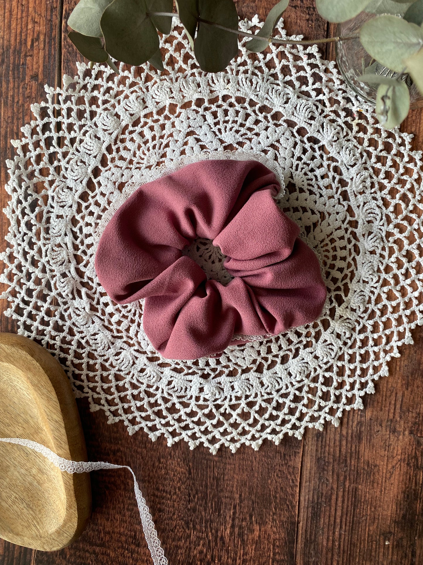 Chouchou en crêpe rose – vieux rose et dentelle 👱🏻‍♀️