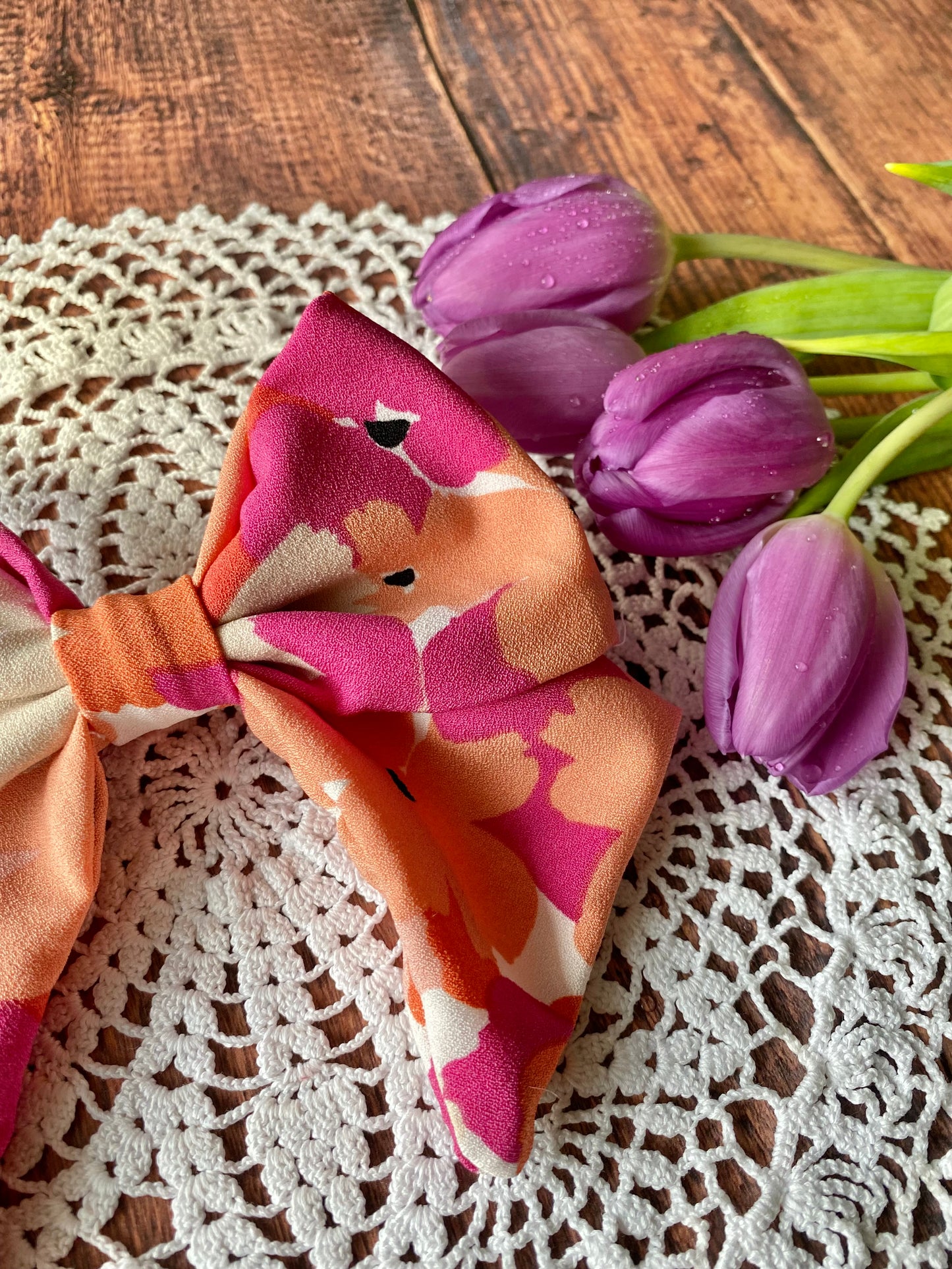 Barrette nœud en crêpe – motif fleur rose et orange 🎀