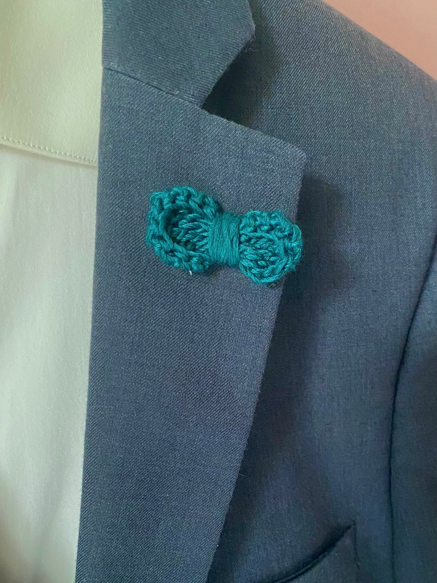 Pins à costume en crochet noeud papillon