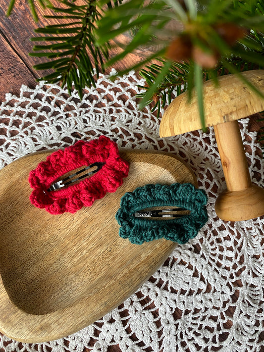 Barrette plate en crochet - vert sapin, rouge, marron, beige, blanc, rose et blanc